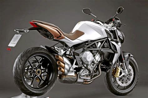 Motocicletta MV Agusta Brutale 675 in curva con effetto sfocato per dare senso di velocità