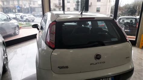 Interno di un'auto Fiat Punto Evo con evidenziata l'area della cover sterzo