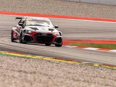 Vettura TCR con cambio sequenziale in azione