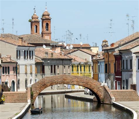 Immagine di Comacchio, i suoi canali e le sue peculiarità che fanno da sfondo al cortometraggio