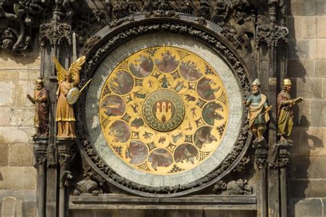 Quadrante di un orologio astronomico con smalto dipinto