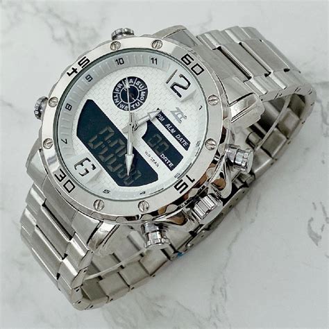 Orologio da polso moderno con funzionalità astronomiche digitali