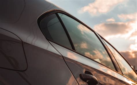 Pannelli Solarplexius installati su un finestrino auto