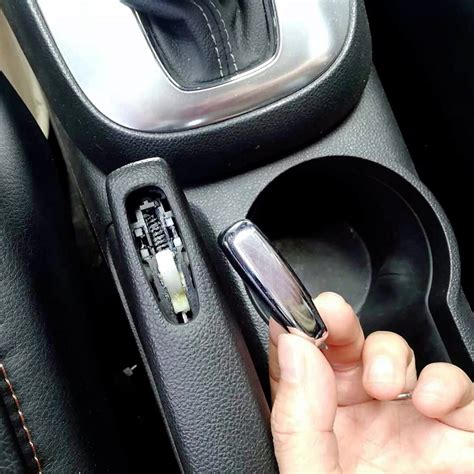 Pulsante freno a mano Opel Mokka difettoso