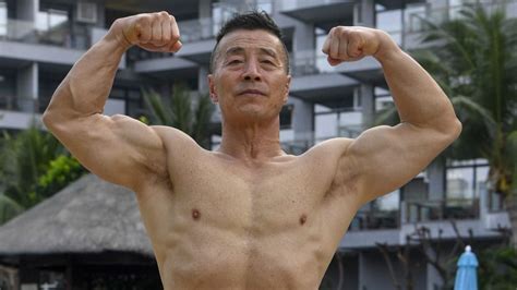 Xinmin Yang che mostra i suoi muscoli
