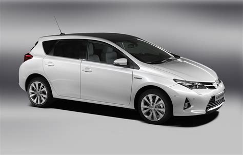 Toyota Auris Hybrid frontale e posteriore