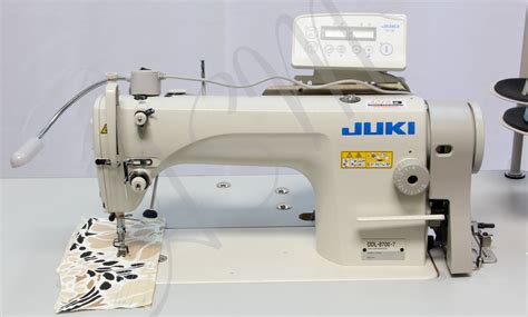 Operatori in formazione presso il Juki Sewing Institute