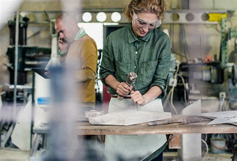 Operaio specializzato nell'utilizzo di macchine CNC