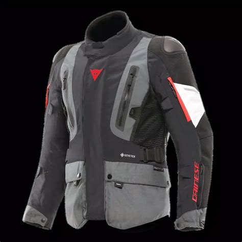 Giacca tecnica da moto Dainese in condizioni di viaggio
