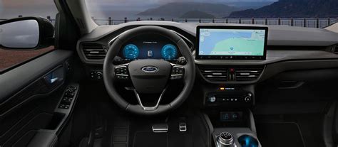 Interno della Ford Kuga con dashboard e schermo centrale