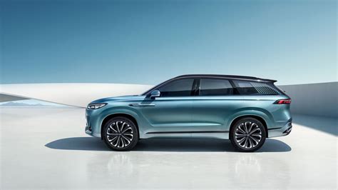 SUV di grandi dimensioni su strada
