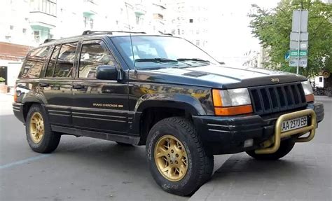 Jeep Grand Cherokee ZJ con cerchi da 16 pollici