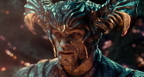 Steppenwolf che affronta la Justice League