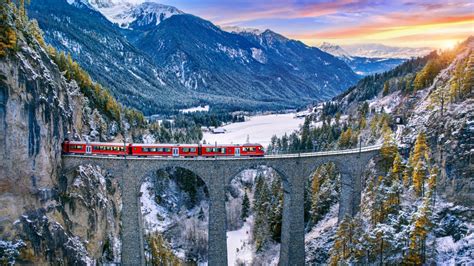 Vista panoramica di un paesaggio svizzero con un'autostrada e una stazione di servizio in lontananza