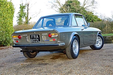 Vista posteriore di una Lancia Fulvia Coupé con scarico personalizzato