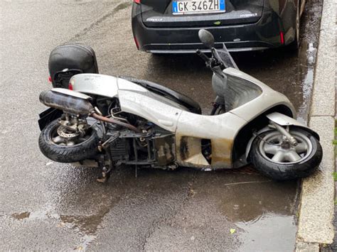 Scooter caduto sul fianco con sterzo visibilmente storto