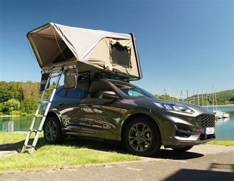 Ford Kuga con tenda da tetto installata in ambiente naturale