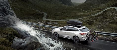 Ford Kuga con box tetto e portabagagli off-road