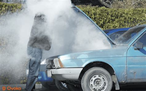 Tiguan con cofano aperto, fumo stilizzato che esce dal motore