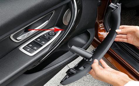 Interno portiera auto con pulsantiera