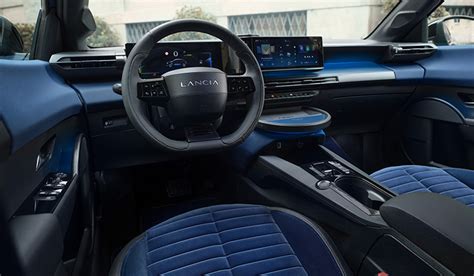 Interno di una Lancia Y 840 con dettaglio del volante