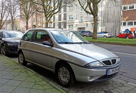 Lancia Y 840 parcheggiata in un ambiente urbano