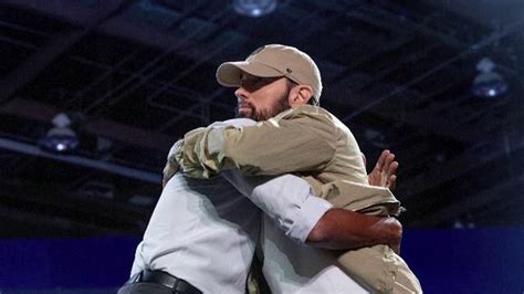 Eminem che esegue 