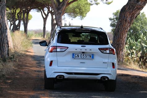 Soglie di un'auto Ford Kuga con battitacco installati