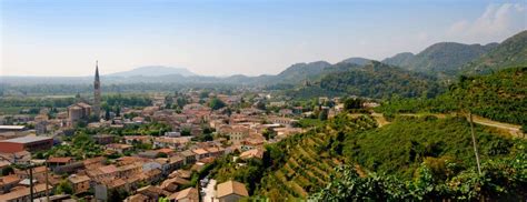 Vista aerea di Pieve di Soligo con automobili in movimento e edifici sullo sfondo