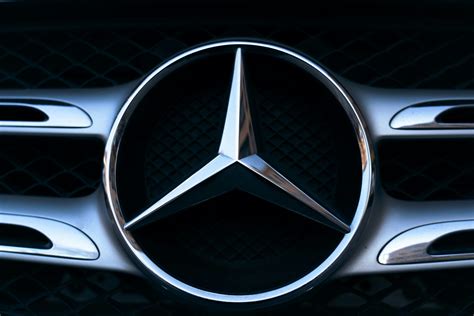 Logo Mercedes-Benz storico e moderno