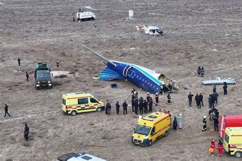 Ricercatori che esaminano detriti di un aereo