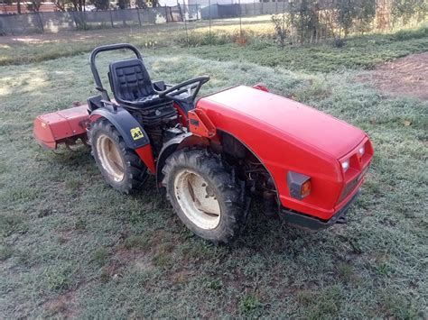 Trattore Goldoni con fresa al lavoro