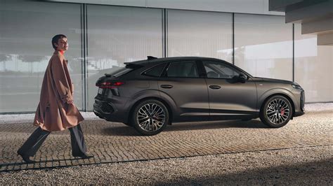 Audi Q3 Sportback in un paesaggio montano