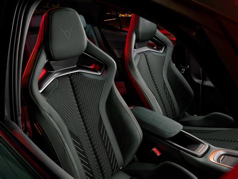 Interni dell'Audi Q3 con display digitale e sedili sportivi