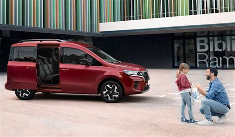 Vista laterale della Nissan e-NV200 con porte scorrevoli aperte