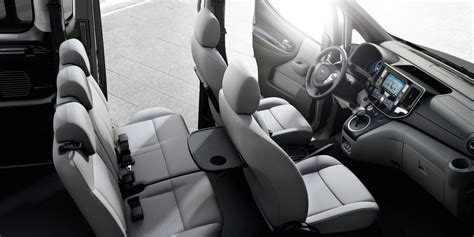 Interni spaziosi della Nissan e-NV200 Evalia con sedili configurati