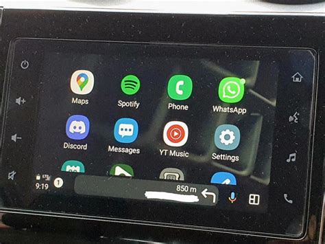 Interfaccia utente di Android Auto con varie icone di app
