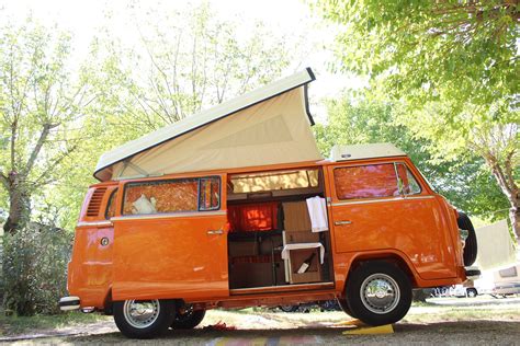Volkswagen T2 Westfalia in fase di restauro