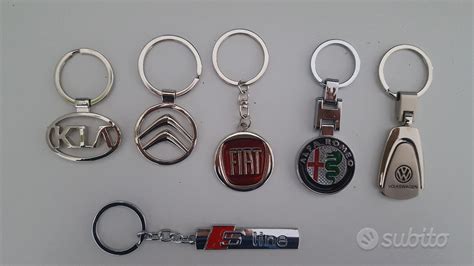 Vari portachiavi in pelle con loghi automobilistici