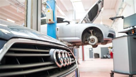 Tecnico specializzato che utilizza attrezzature diagnostiche avanzate all'interno di un'officina Audi