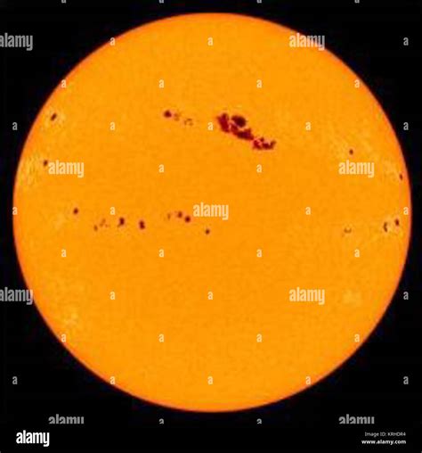 Modello del Sole con facole e macchie solari