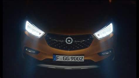 Opel Mokka X frontale con fari LED