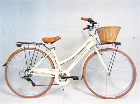 Donna in bicicletta ibrida Torpado in città
