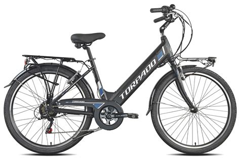 Donna in e-bike ibrida Torpado con panorama