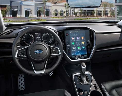 Interno di una Subaru Impreza con focus sul retrovisore elettrico