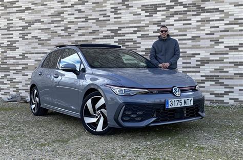 Volkswagen Golf GTI in movimento su una strada panoramica