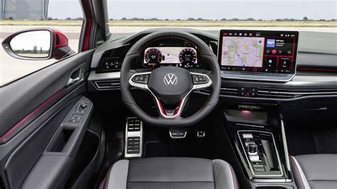 Interni di una Volkswagen Golf GTI con sedili sportivi e cruscotto digitale