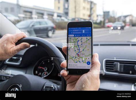 Un automobilista che consulta una mappa sul suo smartphone