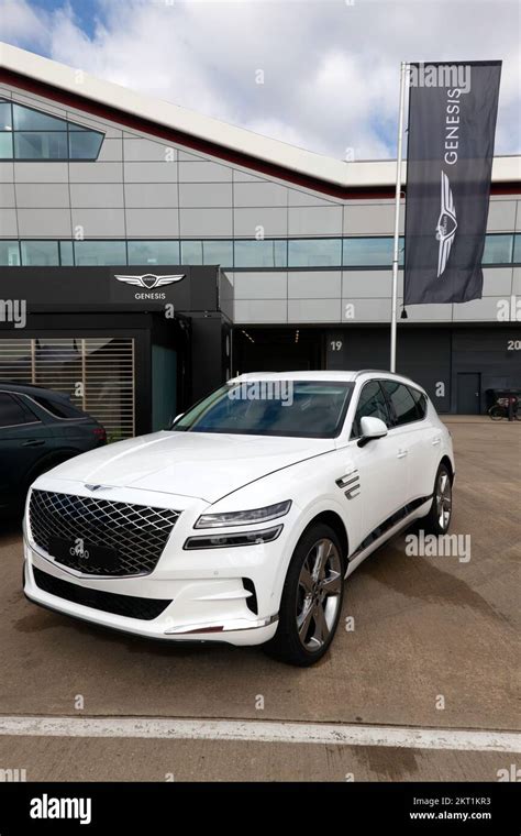 Maserati Coupé bianca vista di tre quarti