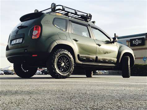 Dacia Duster 4x4 in un paesaggio off-road